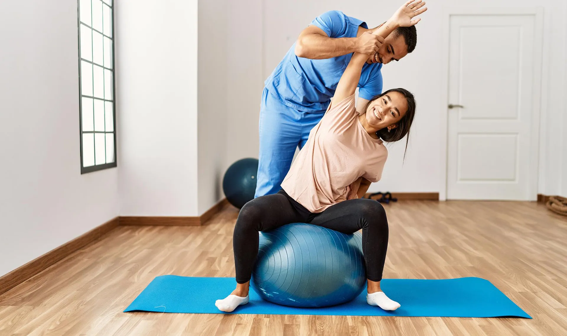 Physiotherapie, Trainer, Frau, Gymnastikball, Dehnen