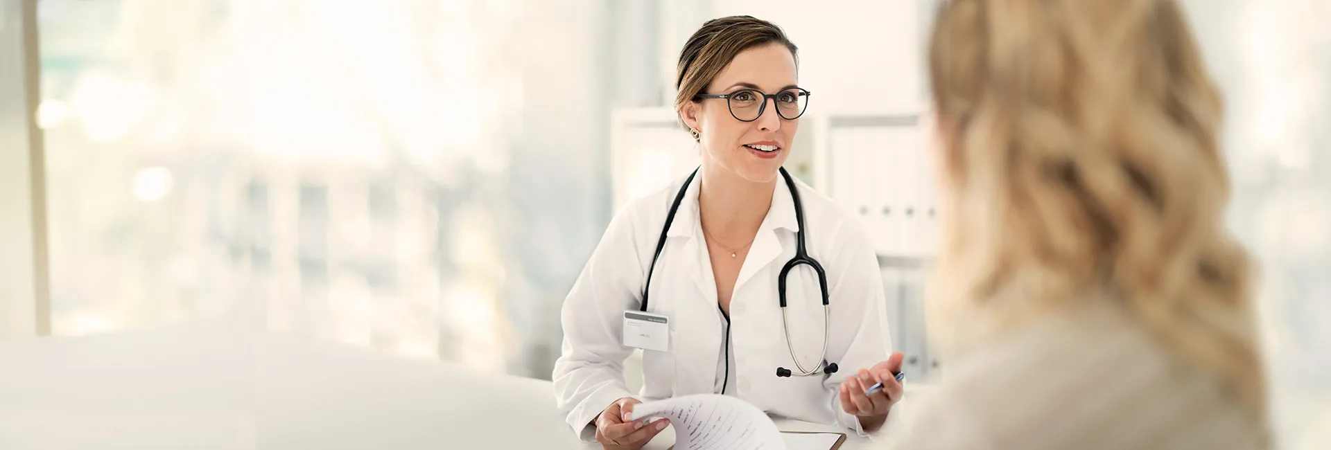Gespräch, Ärztin beantwortet Fragen der Patientin