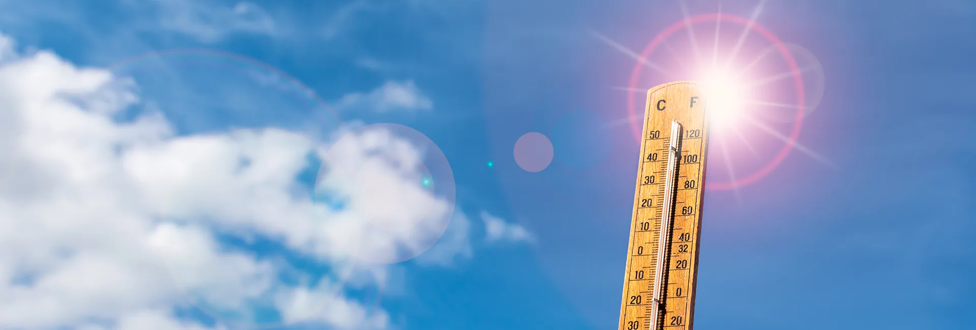 Thermometer &uuml;ber 30 Grad Hitze im Sommer