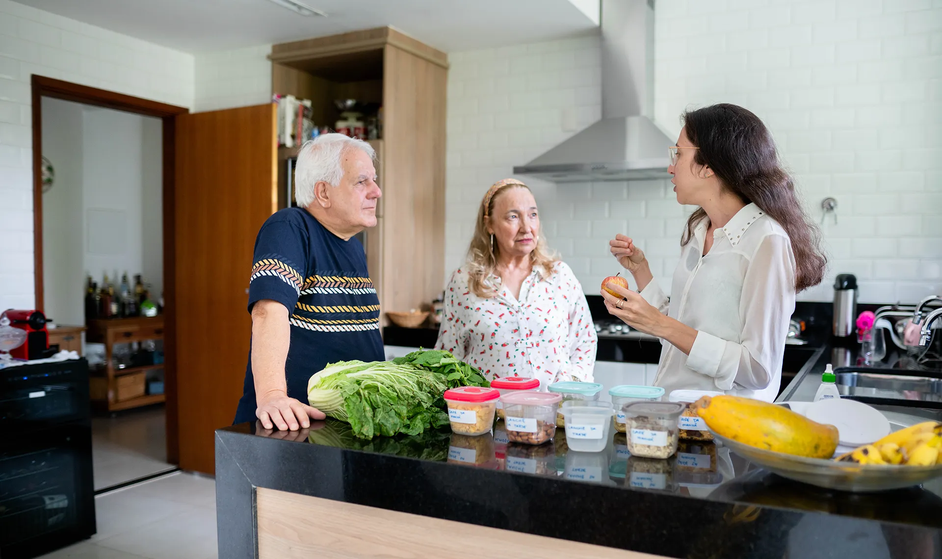 Diätberatung im Reha-Zentrum Aflenz – Diätologin erklärt Patient*innen gesunde Ernährung in der Küche