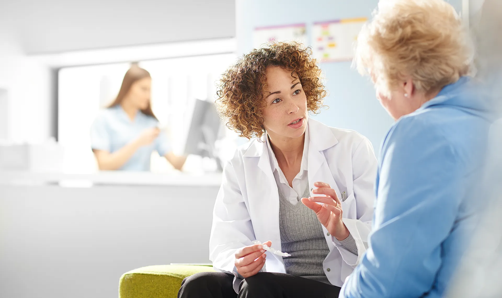 Ärztliche Betreuung im Reha-Zentrum Aflenz – Ärztin im Gespräch mit Patientin